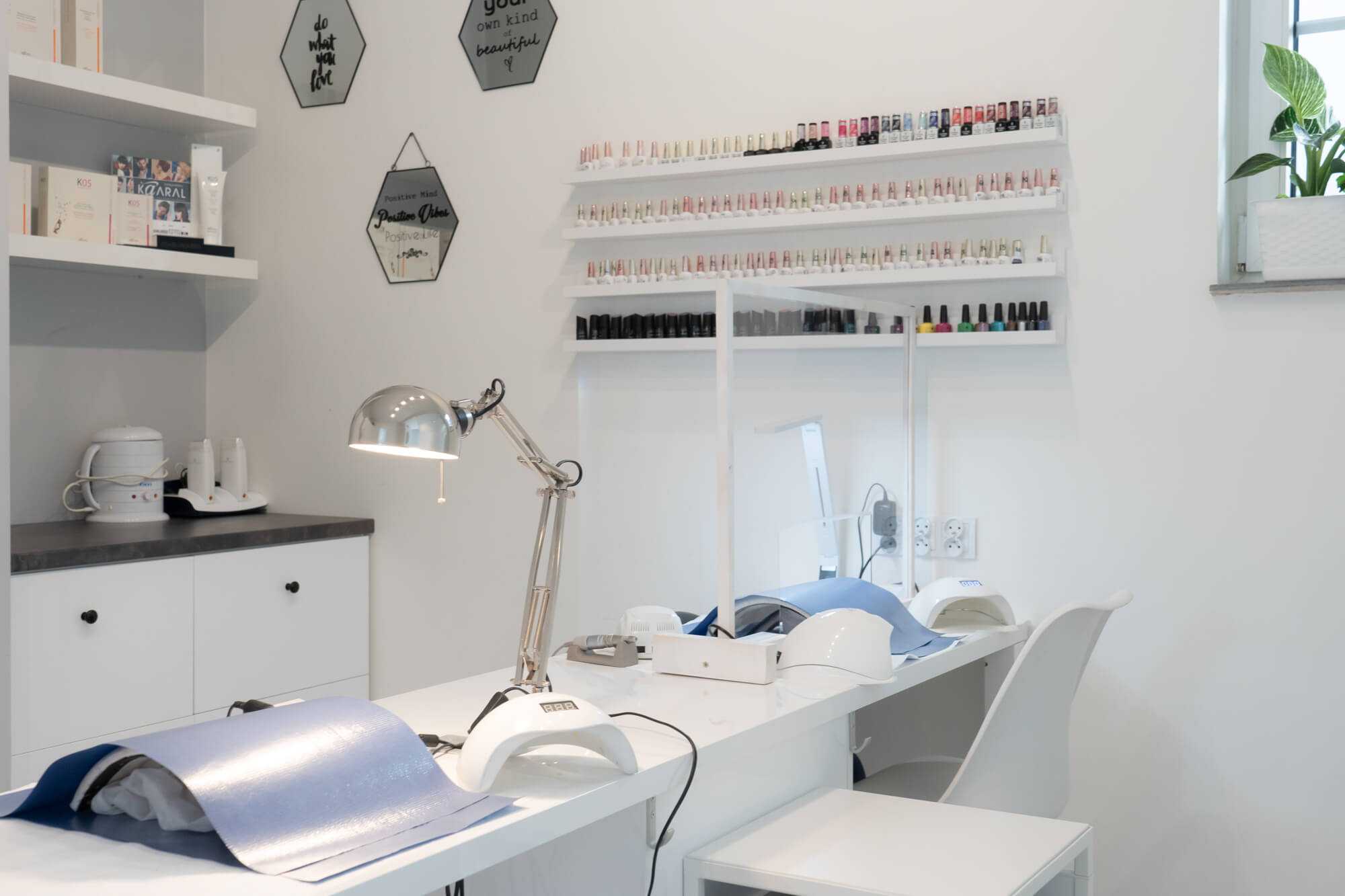 Zdezynfekowane i zabezpieczone stanowisko do manicure w Salonie Kosmetycznym „Evita”